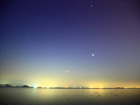湖畔の星空