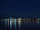 静かに眺める宍道湖畔の夜景
